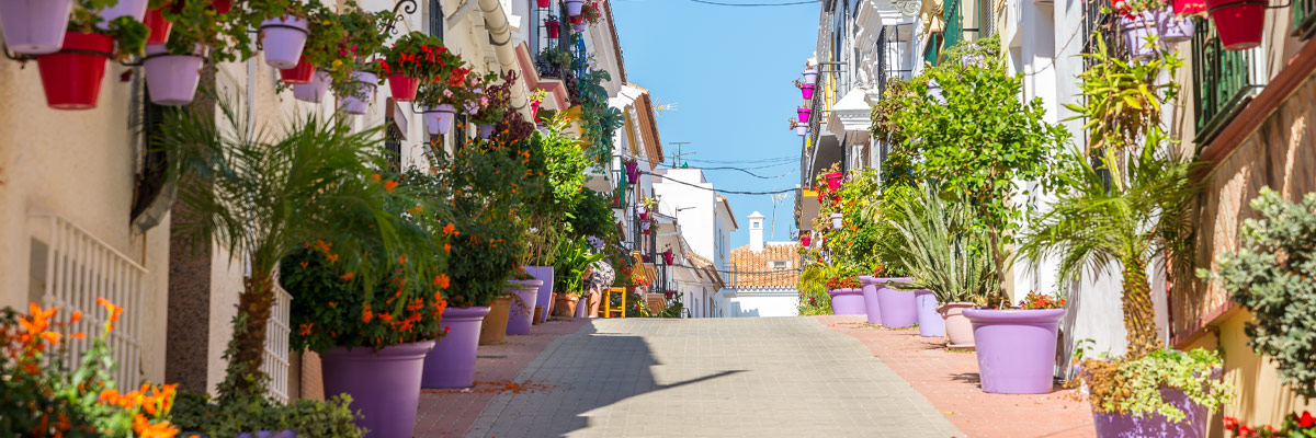 Een bloemenstraat zoals we Estepona kennen.